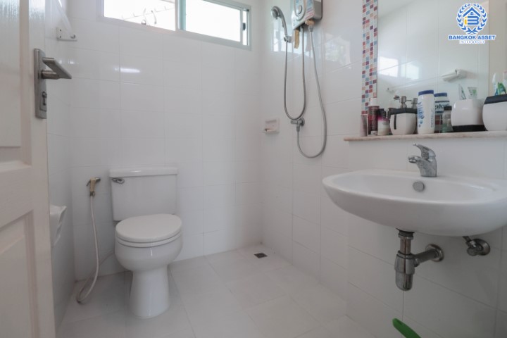 *****บ้านมือสองโซนนนทบุรี ม.มัณฑนา ปิ่นเกล้า-พระราม5 แบรนด์ดังจาก L&H สุดปัง ! บ้านหันทิศตะวันตกเฉียงใต้ บรรยากาศเงียบเป็นส่วนตัว หน้าบ้านไม่ชนใคร บนเนื้อที่ 61 ตร.ว. ฟังก์ชัน 3 ห้องนอน 3 ห้องน้ำ 2 ที่จอดรถ แถมฟรี !!  แอร์ 5 เครื่อง และ เครื่องทำน้ำอุ่น 2 เครื่อง Facilities ครบครัน! บนทำเลเดินทางสะดวก หน้าโครงการติดถนนนครอินทร์ ใกล้วงเวียนพระราม5 และจุดขึ้นทางด่วน "ศรีรัช"